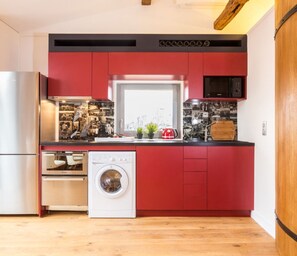 Deluxe Apartment, City View | Private kitchen