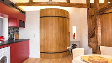 Deluxe Apartment, City View | Private kitchen