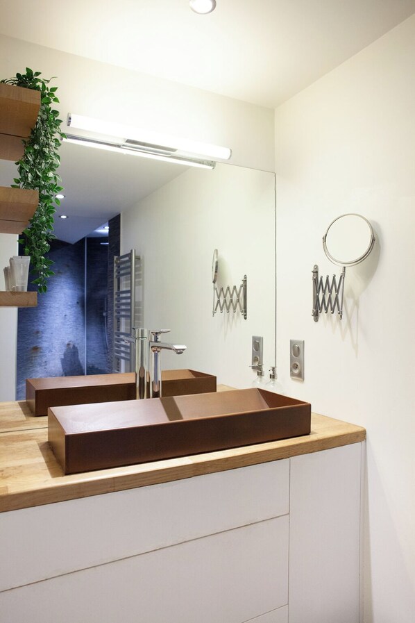 Design Apartment, 2 Bedrooms, Non Smoking | Bathroom | Shower, rainfall showerhead, free toiletries, hair dryer - Dijon La Belle Adresse (Dijon)