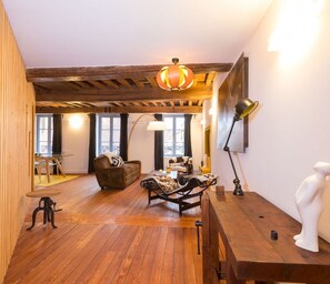 Departamento familiar, 2 habitaciones, aire acondicionado | Área de sala de estar | Smart TV de 28 pulgadas con canales por cable