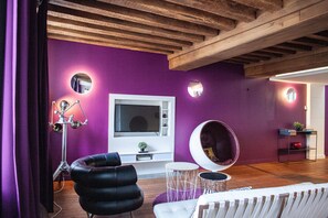 Business appartement, 2 slaapkamers, keuken | Woonruimte | Een 28-inch smart-tv met kabelzenders