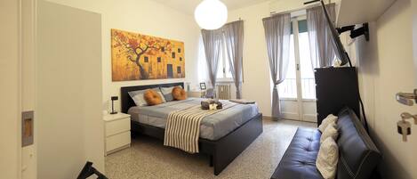 2 Schlafzimmer, Zimmersafe, Schreibtisch, Bügeleisen/Bügelbrett