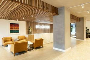 Lobby - Spring Hill 2BR | Near RBWH, CBD + Free Parking (Spring Hill)