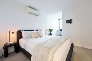 2 bedrooms, iron/ironing board, internet, bed sheets