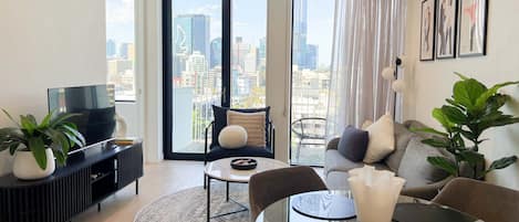 Televisie, een stereo en een kantoor