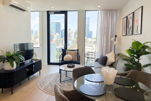 TV, stereo, offices - City Fringe 2BR w/ Views, Parking & Pool (Spring Hill)