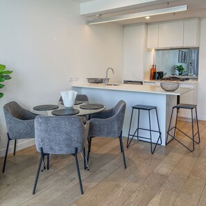 Dining - Spring Hill 2BR | Near RBWH, CBD + Free Parking (Spring Hill)