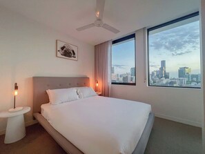 2 bedrooms, iron/ironing board, internet, bed sheets - 2BR Near CBD | Parking, Pool + Work-Friendly (Spring Hill)