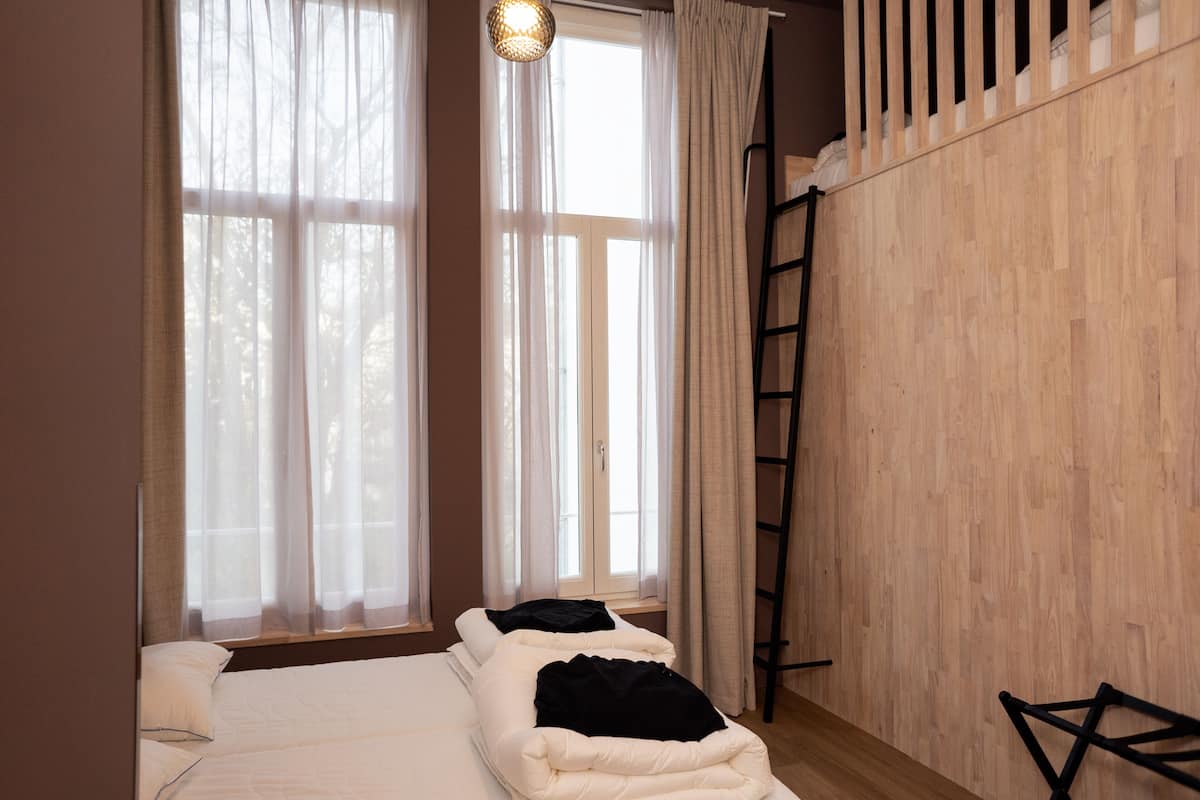 Habitación Deluxe, varias camas, para no fumadores | Tabla de planchar con plancha y wifi gratis