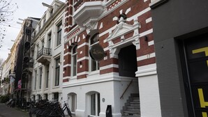 Un edificio storico con un cartello dell'hotel 'The Elephant & Castle'.