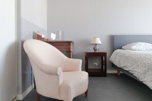 2 habitaciones y tabla de planchar con plancha 