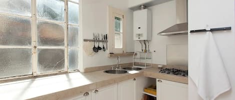 Jääkaappi, mikroaaltouuni, keittoastiat/astiat/ruokailuvälineet