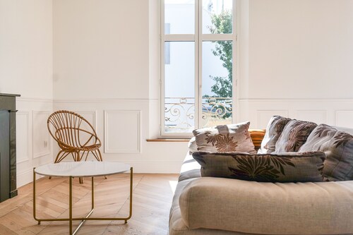 Pretty renovated town house Les Sables sleeps 13