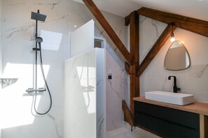 Douche, séchoir à cheveux, serviettes fournies