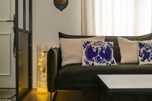 Una televisión, libros