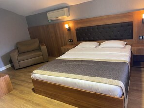 Chambre Double Deluxe, balcon, vue ville | Coffres-forts dans les chambres, bureau