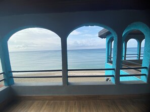 Chambre Quadruple Familiale, balcon, vue mer | Coin séjour