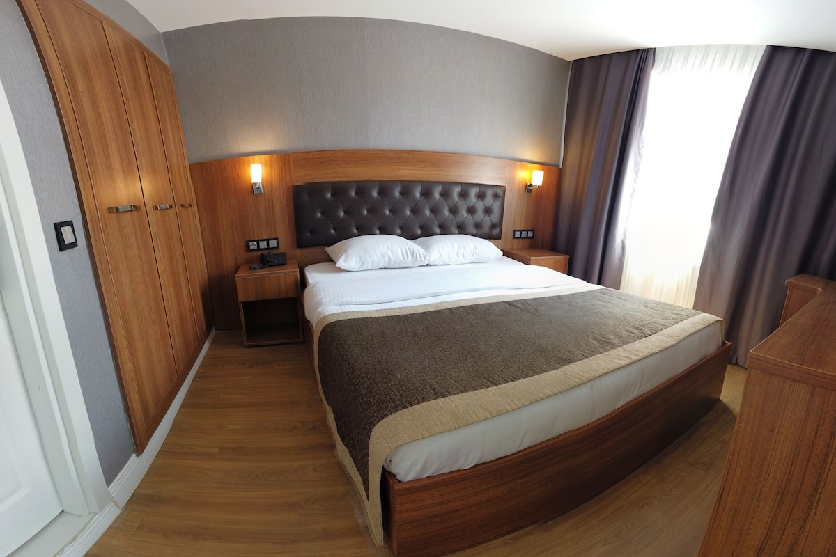 Standard Double Room | In-room safe, desk, laptop workspace, blackout drapes