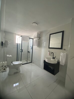 Quarto quádruplo família, sacada, vista para o mar | Banheiro | Chuveiro, produtos de toalete grátis, secador de cabelo, chinelos
