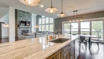 House (5 Bedrooms) | Interior