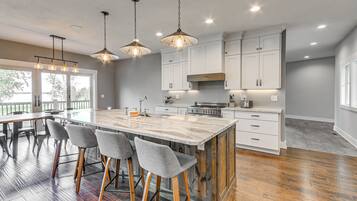 House (5 Bedrooms) | Interior