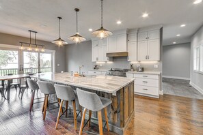House (5 Bedrooms) | Interior