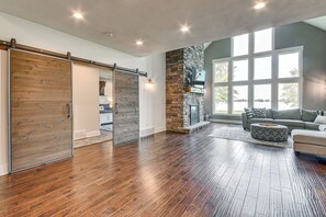 House (5 Bedrooms) | Interior