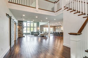 House (5 Bedrooms) | Interior