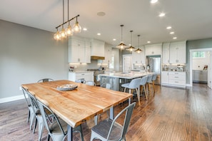 House (5 Bedrooms) | Interior