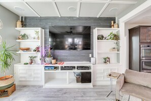 House (5 Bedrooms) | Interior