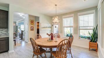 House (5 Bedrooms) | Interior