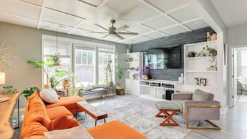 Casa (5 Bedrooms) | Área de sala de estar | Televisión, reproductor de DVD y libros