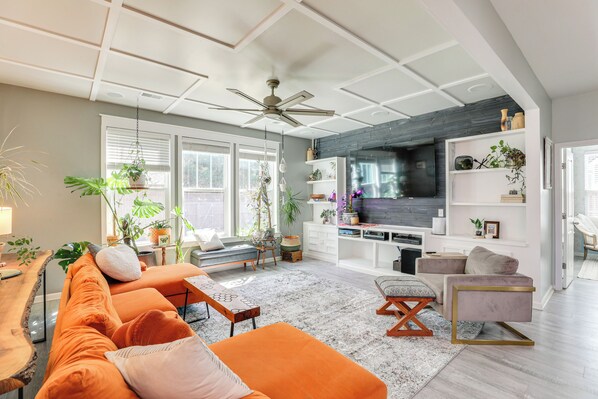 House (5 Bedrooms) | Living area | TV, DVD player, books