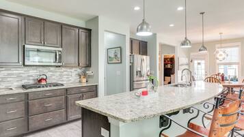 House (5 Bedrooms) | Interior