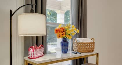 Walk to Churchill Downs: Central Louisville Home!