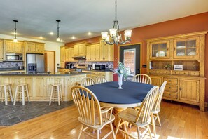 House (5 Bedrooms) | Interior