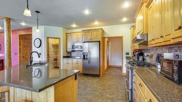 House (5 Bedrooms) | Interior