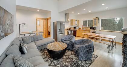 Lake Wenatchee Getaway w/ Water & Mountain Views!