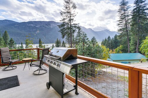 Lake Wenatchee Getaway w/ Water & Mountain Views!