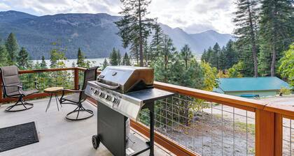 Lake Wenatchee Getaway w/ Water & Mountain Views!