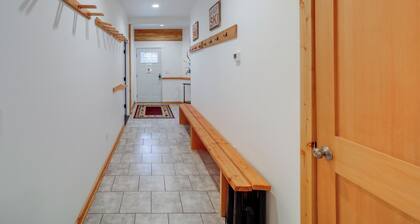 Lake Wenatchee Getaway w/ Water & Mountain Views!