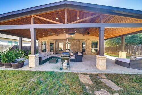 6 Mi to Seaworld: Pet-friendly Home w/ Pool Access