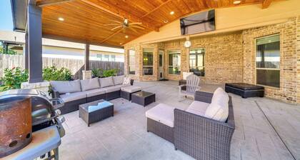 6 Mi to Seaworld: Pet-friendly Home w/ Pool Access