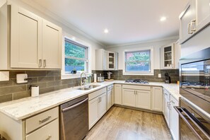 Apartment (4 Bedrooms) | Interior - 1 Mi to Dtwn: Walkable Gem in Pittsburgh (Pittsburgh)