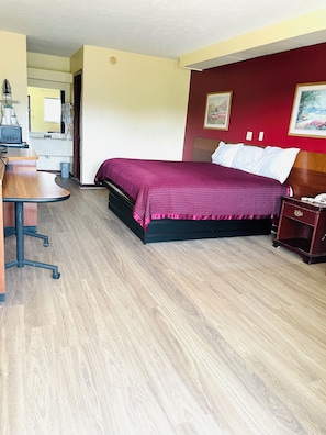 Skrivebord, lydisolert, strykejern/-brett og wi-fi (inkludert)