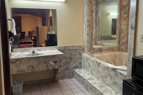 Deluxe Single Room | Bathroom | Hair dryer, towels, soap, shampoo