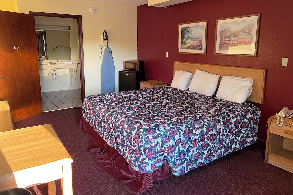 Desk, soundproofing, iron/ironing board, free WiFi