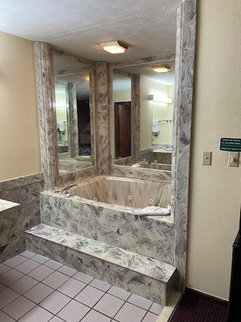 Deluxe Single Room | Private spa tub. Western Inn Express