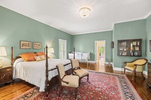 4 slaapkamers, een bureau, een strijkplank/strijkijzer, reisbedje