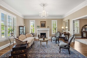 Smart TV, fireplace, books, offices